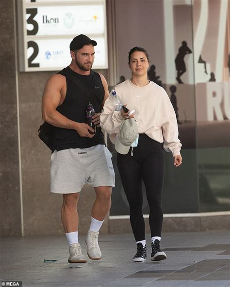 Kayla Itsines Ex Fiancé Tobi Pearce Moves On With Fitness Influencer Rachel Dillon Daily Mail