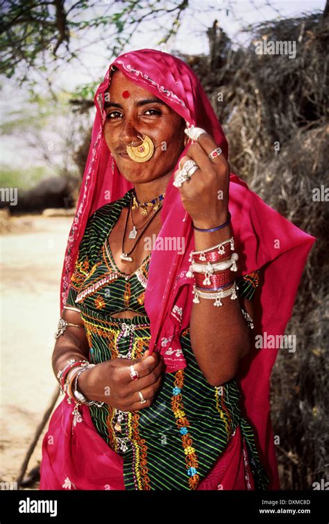 Inderin Die Kopftuchschmuck Im Dorf Nahe Jodhpur Trägt Stockfotos Und