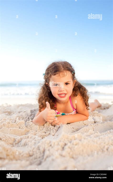 Kleines Mädchen Am Strand Liegend Stockfotografie Alamy