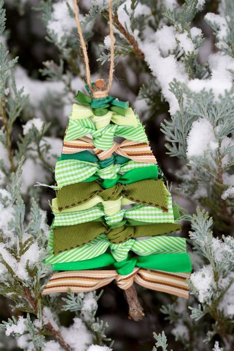 10 Affordable Diy Christmas Tree Decorations The Budget Mom