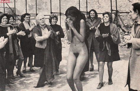 Naked Isabelle De Valvert In Prigione Di Donne