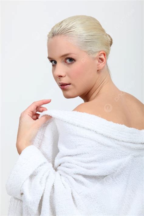 พื้นหลังผู้หญิงผมบลอนด์ถอดเสื้อคลุมอาบน้ำ รูปถ่าย และรูปภาพสำหรับดาวน์