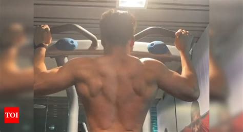 Tiger Shroff Shows Off His Muscular Body In His Latest Work Out Video