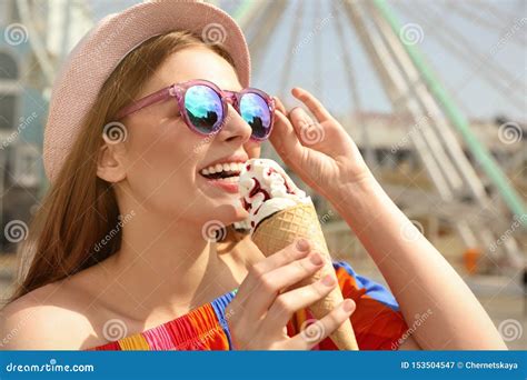 Mujer Feliz Joven Con El Cono De Helado Imagen De Archivo Imagen De