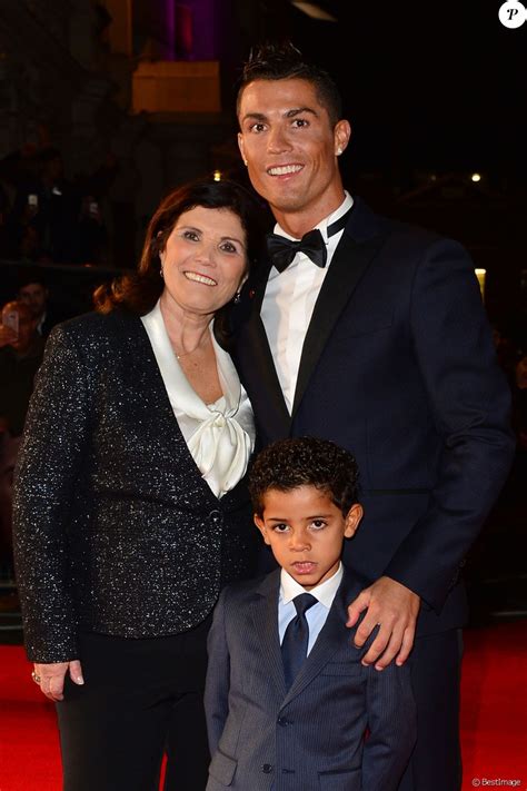 His grandfather's name is jose dinis aveiro and he has a. Cristiano Ronaldo avec sa mère Maria Dolores dos Santos ...
