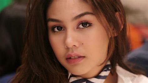 Tahi lalat adalah bintik kecil berwarna cokelat atau kehitaman di atas permukaan kulit. FORUM Pede Gak Sih Ladies? Ada Tahi Lalat di bagian Wajah?