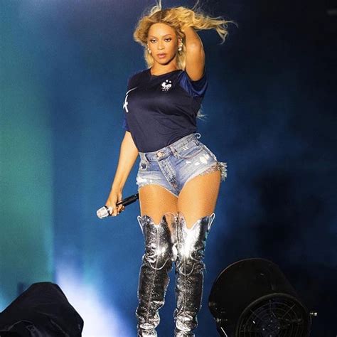Seleção francesa comemora o bi com a torcida em paris. Beyoncé usa camisa da seleção francesa durante show em ...