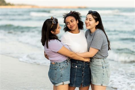 Tres Amigas Abrazados En La Playa Foto Premium
