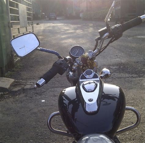 Four show that the tail lights (indicator, high beam, neutral and low battery warning) are on the. Bajaj Avenger 220cc Review by Arijeet