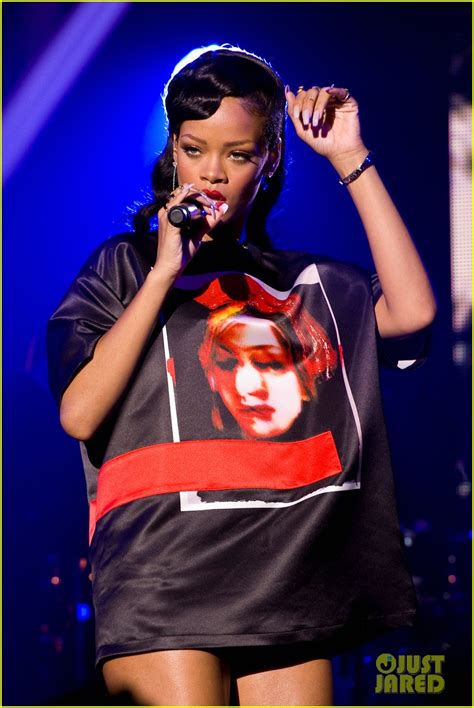 Rihanna Backstage Paris 777 Tour Pics Exclusive Photo 2759692