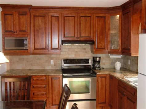 Une cuisine responsable, variée, et de proximité à l'é. SpecialitésMM: ARMOIRE DE CUISINE EN MERISIER TEINT, COMPTOIR EN GRANIT