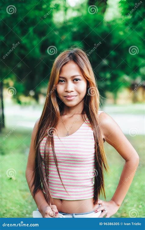 Het Natuurlijke Portret Mooie Aziatische Meisje Glimlachen Inheemse