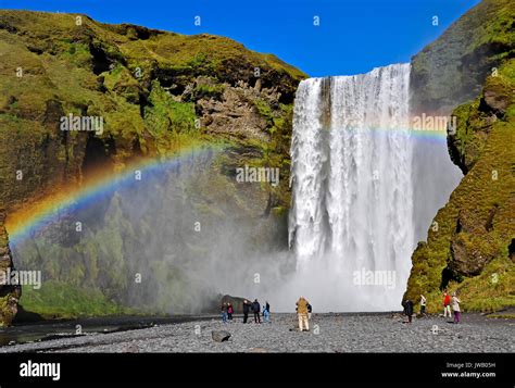 Wasserfall Skogafoss Und Rainbow Mit Zufälligen Touristen Skogafoss Ist Ein Wasserfall Auf Der