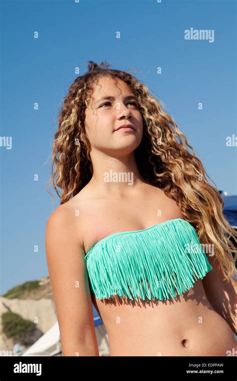 Hermosa Chica Con Cabello Rizado Rubio Vistiendo Un Bikini De Halo Fotograf A De Stock Alamy