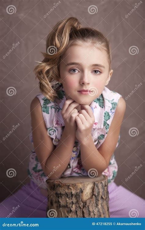 Portret Van Het Mooie Meisje Van De Tiener Stock Afbeelding Image Of