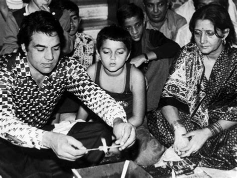 His birthday, what he did before fame, his family life, fun trivia facts, popularity rankings, and more. B'Day Spl: Rare Unseen Pics Of Dharmendra With His First ...