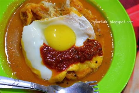 A malay delicacy the roti telur is flatbread mostly eaten during supper. Roti Telur Gedik beside Grand Alora Hotel Alor Star Kedah ...