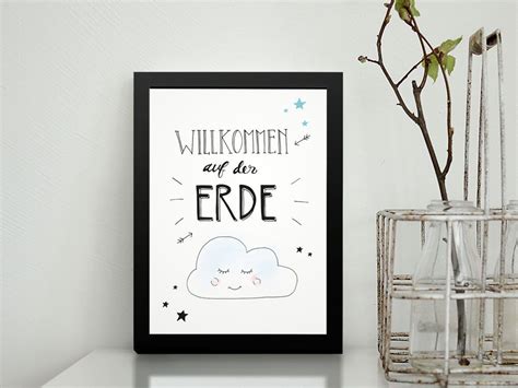 Liebevolle geburtssprüche für geburtskarten, babysprüche für glückwünsche und der passende dann legen sie jetzt schon los mit der gestaltung eines einzigartigen und dem anlass würdigen glückwunsches, den sie den frisch gebackenen eltern. Bild mit Spruch "Willkommen auf der Erde" - Geschenk zur Geburt | Glückwunschkarte geburt ...