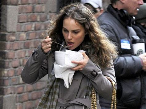 Celebrities Eating 49 Pics