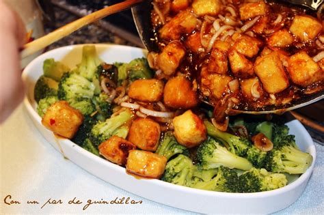 Tofu En Salsa Con Brócoli Con Un Par De Guindillas Gastronomía
