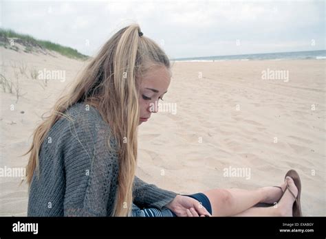 Junge Junge Blonde Mädchen Sitzen Am Strand Von Montauk Long Island