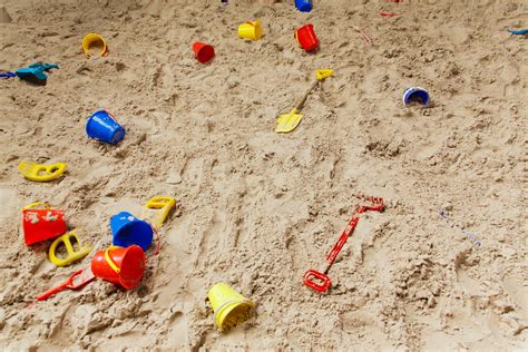 무료 이미지 놀이 플라스틱 빨간 색깔 흙 빈 화려한 노랑 장난감 어린 시절 운동장 모래 상자 모래 구덩이 1920x1280 1253664