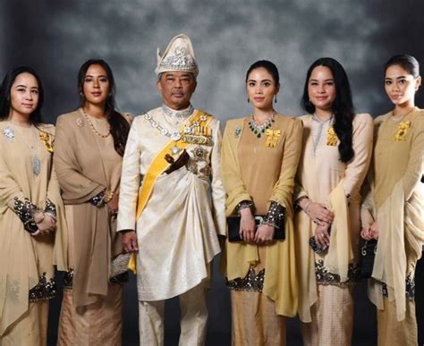 Sultan kelantan yang terkini, muhammad v sangat dikasihi oleh rakyat jelata, dan mereka terkenal sentiasa meraikan hari keputeraan baginda dengan meriah dan penuh bersemangat. Tengku Puteri Pahang Teruja Menanti Kelahiran Putera ...