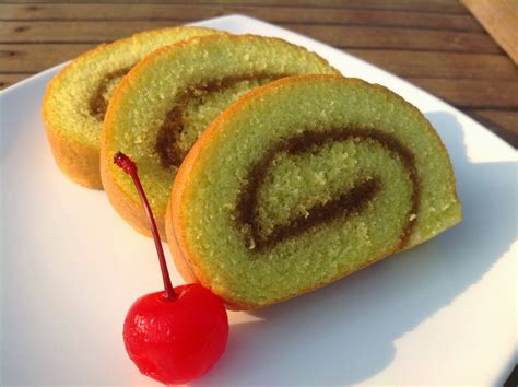 Roll cake atau swiss roll) adalah kue bolu yang dipanggang menggunakan loyang dangkal, diisi dengan selai atau krim mentega kemudian digulung. Journal Ibu Hanif: Kulit bolu gulung tidak lengket