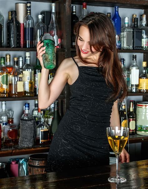 图片素材 女孩 女人 头发 红酒 玻璃 餐厅 酒吧 模型 年轻 喝 俱乐部 职业 发型 调酒师 醇 鸡尾酒