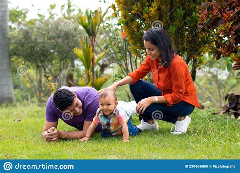 Papa Et Maman Avec Leur Fils Sur Le Terrain Photo Stock Image Du Amour Homme 230466960