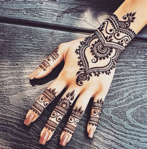 Henna tangan model ornate band. model henna tangan simple