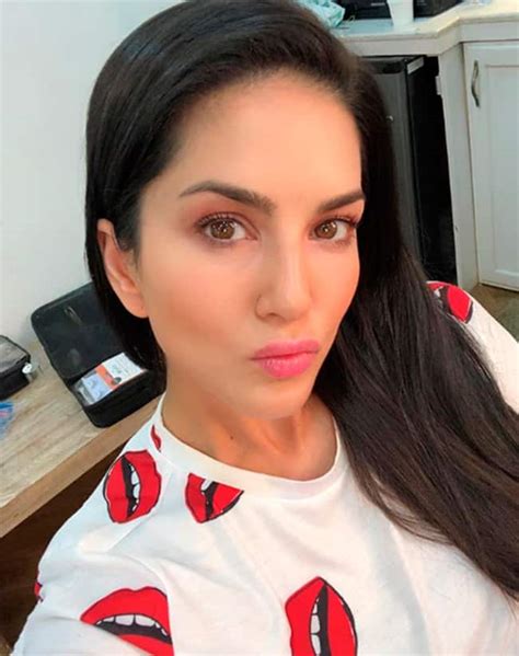 Sunny Leone Sets The Temperatures Soaring Looks Super Hot As She Strikes A Sexy Pose