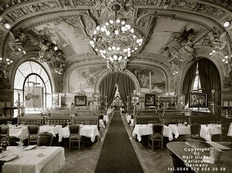 Сredit cards accepted no outdoor seating no delivery takeaway. Paris / Restaurant le train bleue/ Gare de Lyon Foto ...