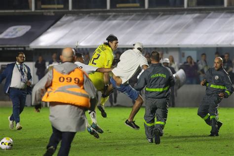 Cássio é agredido por torcedor do Santos após classificação do Corinthians Nova FM