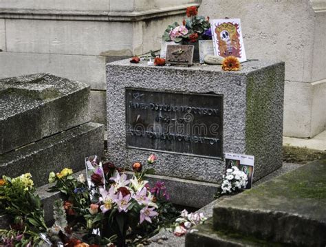 El Sepulcro De Jim Morrison En El Cementerio De París De Pere