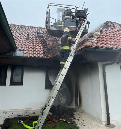 Feuerwehreinsatz Stadtfeuerwehr Oberwart Löschte Dachstuhlbrand Oberwart