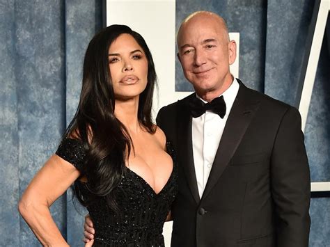 Jeff Bezos Spared No Expense On Fiancée Lauren Sánchezs Sparkling Engagement Ring That Has An