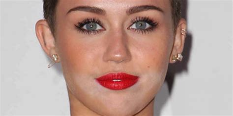 Miley Cyrus Tongue Licked Off Her Makeup Keen Observers Of Reddit Say