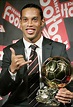 Ronaldinho recibe el Balón de Oro - Deportes - Taringa!