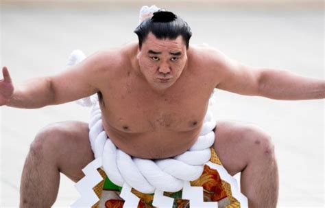 Japon Lex Champion De Sumo Harumafuji Perd Son Chignon Et Fait Ses
