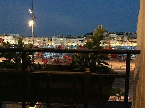 À cette époque, marseille est en pleine expansion économique. La Samaritaine, Marseille - Hôtel de Ville - Restaurant ...