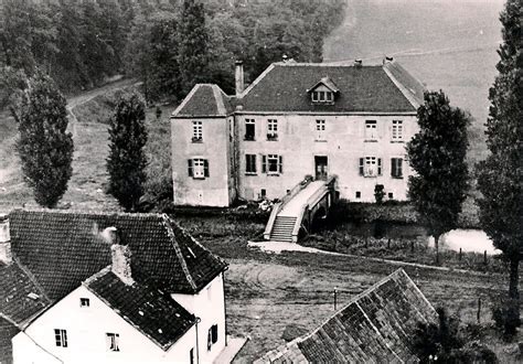 Er steht auf einem ca. Niederungsburg und Rittergut Haus Brück in Erkrath ...