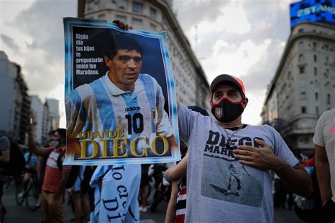 [fotos] Hinchas Se Reunieron En El Obelisco De Buenos Aires Para Despedir A Diego Maradona