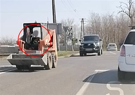 VIDEÓ: Kb. 10 éves gyermek vezette forgalomban a bobcatet - Bp-i ...