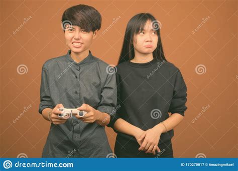 giovane coppia lesbica asiatica insieme e innamorata del marrone immagine stock immagine di