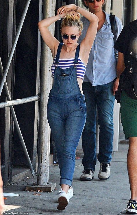 Dakota Fanning Teases A Glimpse Of Midriff In Dungarees And Crop Top Denim Fashion Fashion