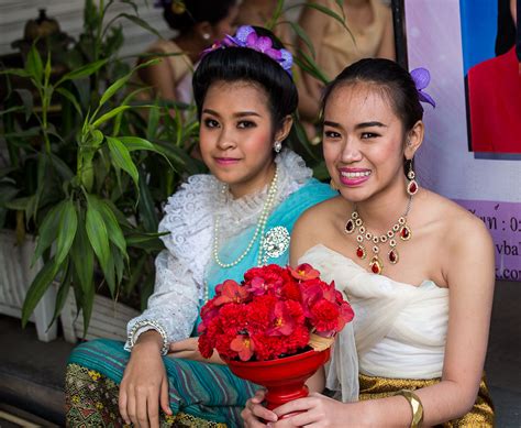 Thai People In Traditional Dress Waiting To Join The Chian Flickr