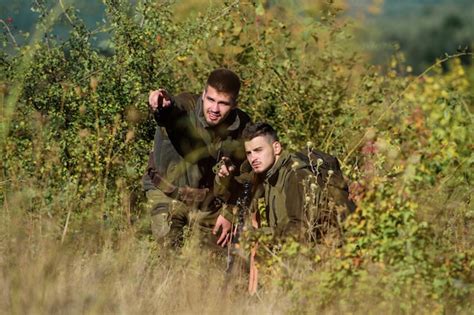 Forces De Larmée Camouflage Chasseurs Dhommes Avec Fusil Camp Dentraînement Amitié Des Hommes