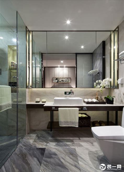 卫生间大面积的镜子让采光更好更通透配上灰色纹路的地砖更显高级感 家居美图 装一网装修效果图