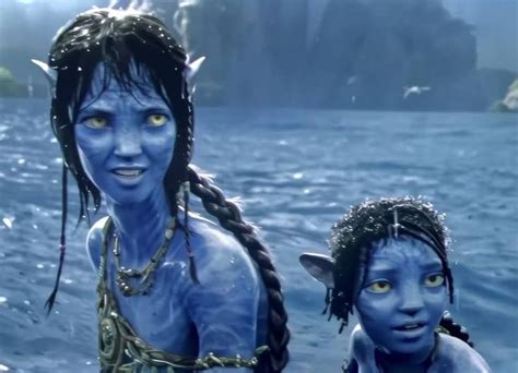 Two Avatars In The Water One With Yellow Eyes And One With Blue Skin